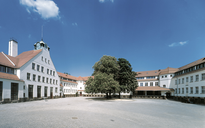 Eingang zum GebäudeEnsemble Deutsche Werkstätten Dresden Hellerau